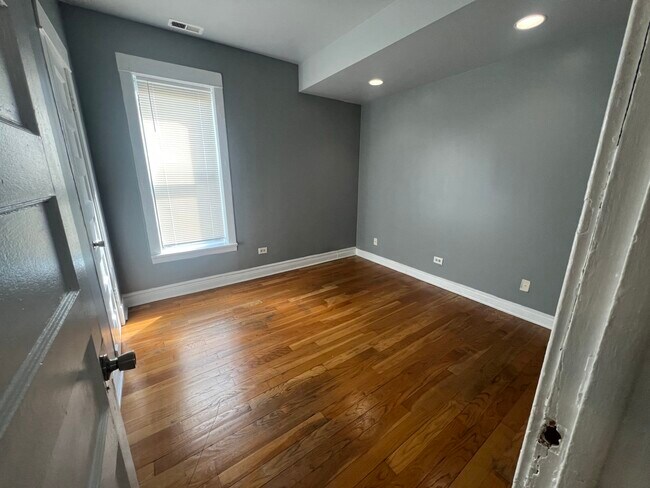 Building Photo - 734 E 95th St