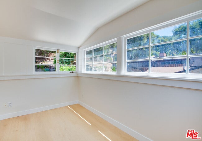 Building Photo - 10309 Chrysanthemum Ln