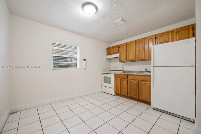 Building Photo - 2 bedroom in Hollywood FL 33020