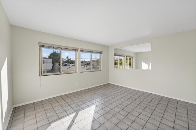 Building Photo - Gorgeous 2 Bedroom inside Gated Community! Close to Beach