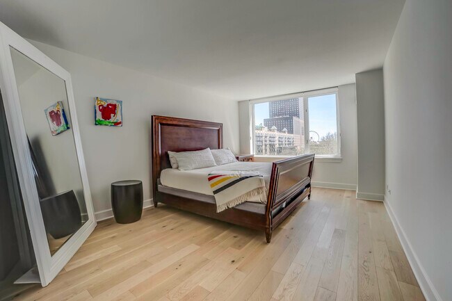 Building Photo - 440 N McClurg Ct