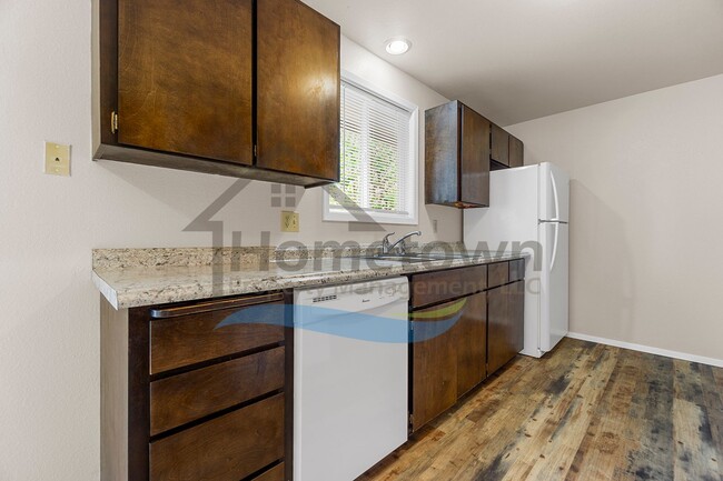 Building Photo - 2 Bedroom 1 Bath Home with Attached Garage...