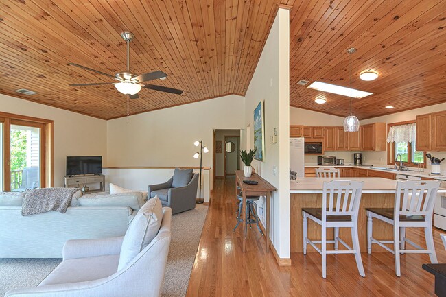 Building Photo - Winter Rental: Wingaerchic (Dog-friendly!)