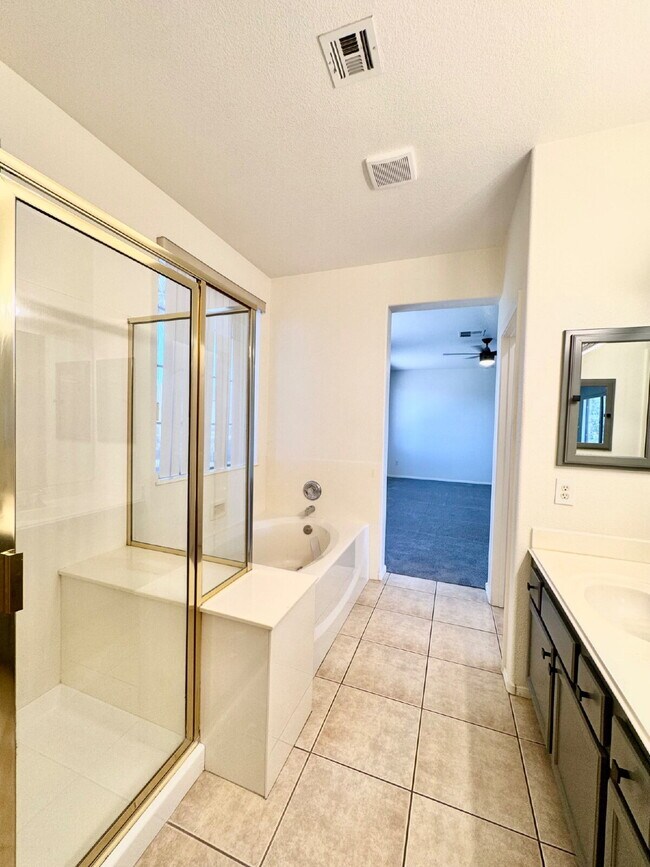 Building Photo - Spacious 4BD/3BA NLV Home with Downstairs ...