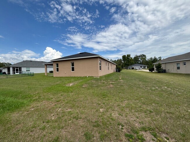 Building Photo - 4 bedroom / 3 bath in great neighborhood - WON'T LAST!