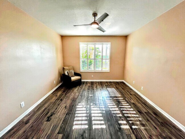 Building Photo - ANNUAL UNFURNISHED 2 bed 2 bath ground flo...