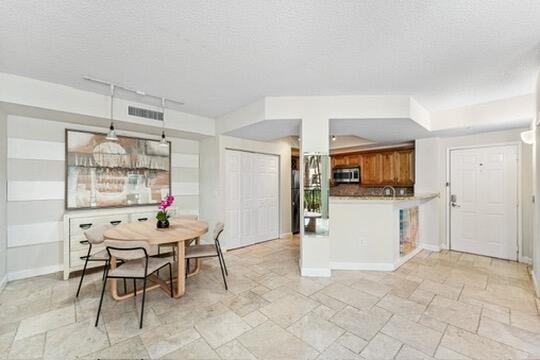 Building Photo - 720 S Sapodilla Ave