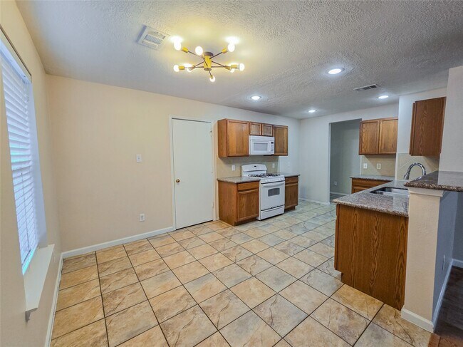 Building Photo - 16131 Taloncrest Dr