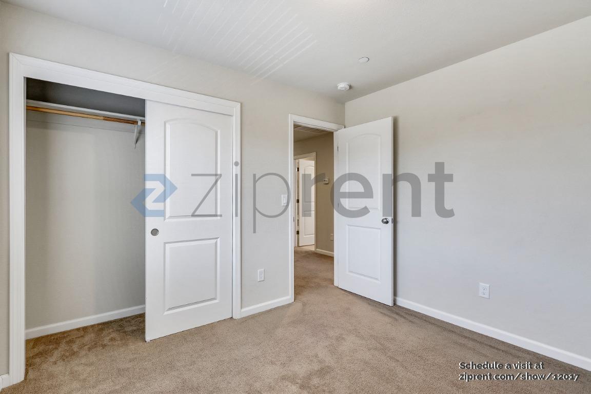 Building Photo - Unit