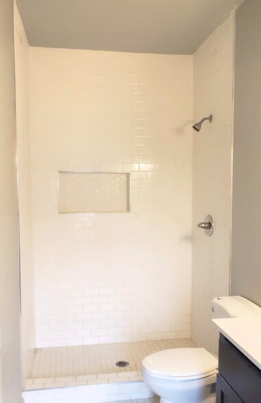 Building Photo - 123 SE 25th St