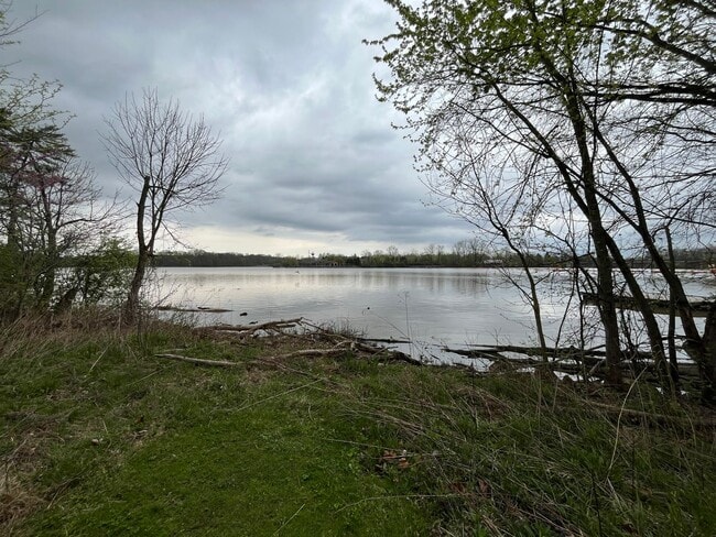 Building Photo - **RIVERFRONT 4-BEDROOM/2-BATH WITH 4-CAR GARAGE, FULL BASEMENT!!**