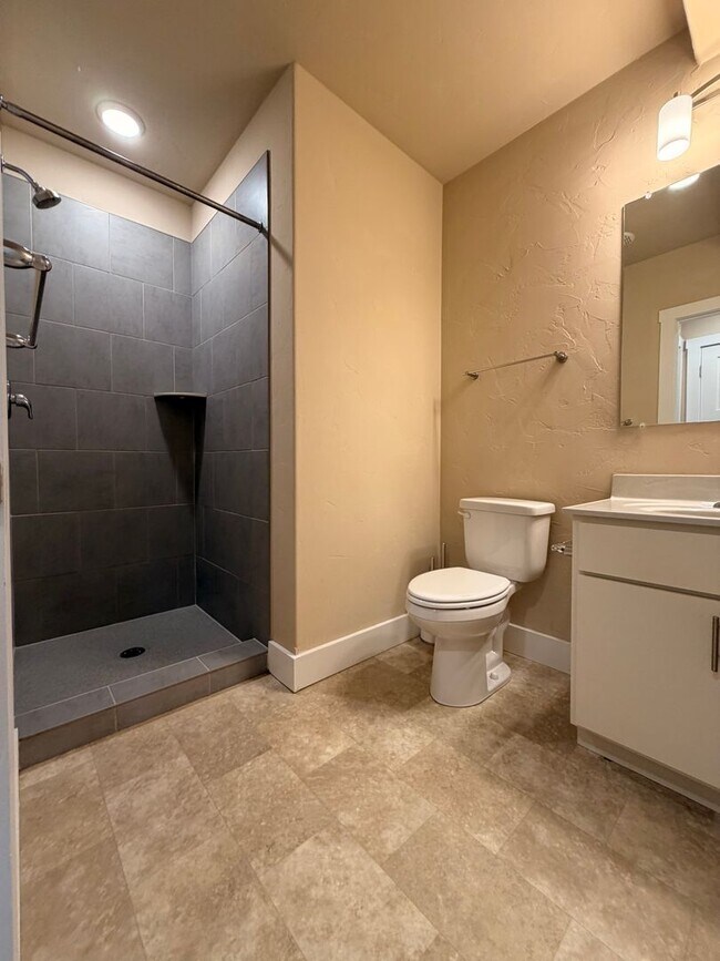 Building Photo - 525 E Kiowa St