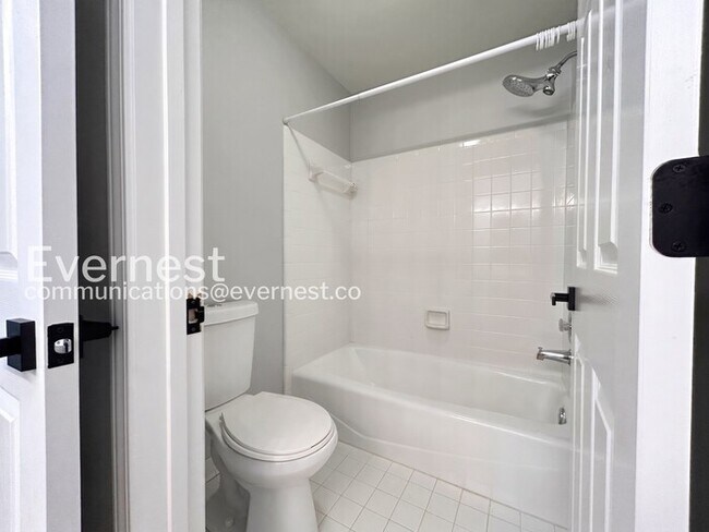 Building Photo - 5 Bed/3.5 Bath Home with Garage /Available Now!