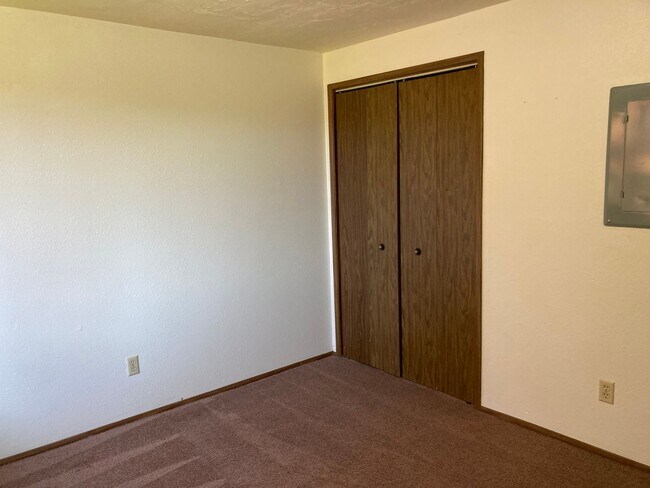 Building Photo - 2 Bedroom 1 1/2 Bath With Laundry Room And 1 Car Garage