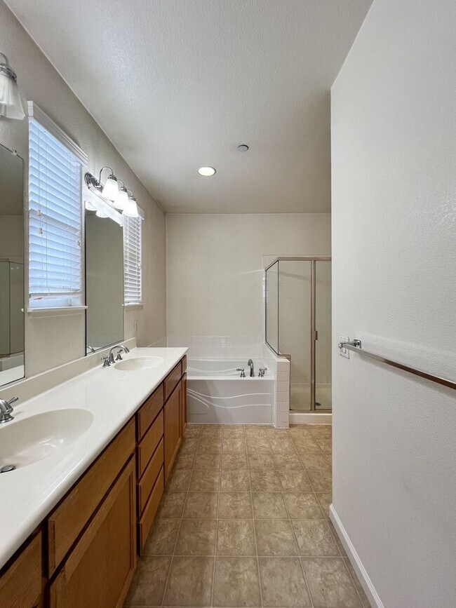 Building Photo - South Napa Three Bedroom House