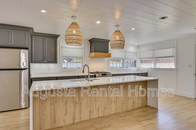 Building Photo - 3137 Edinburgh Dr