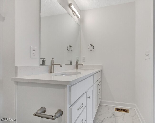 Building Photo - 2253 E 97th St