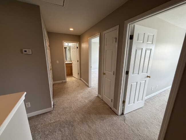 Building Photo - Town House For Rent