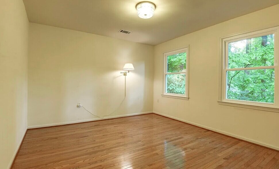 Building Photo - 6814 Braddock Rd