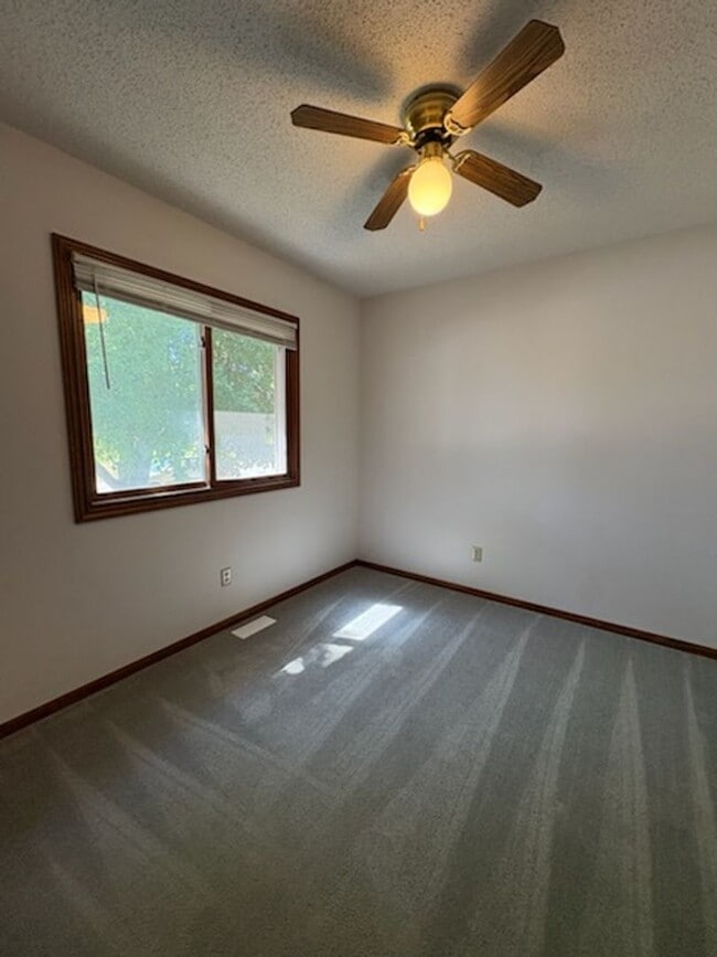 Building Photo - 3 BEDROOM | 2 BATH | DUPLEX | WEST