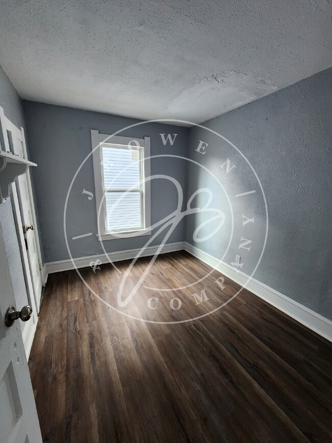 Building Photo - Section 8 accepted! 3 bed 1 bath with lots of space!