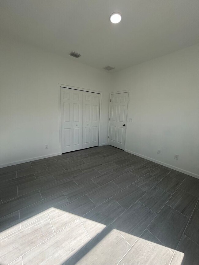 Building Photo - 1142 Heron St