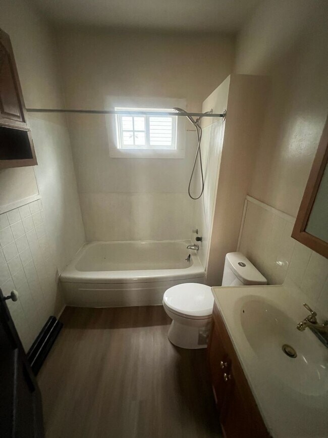 Building Photo - 1146 E 26th St