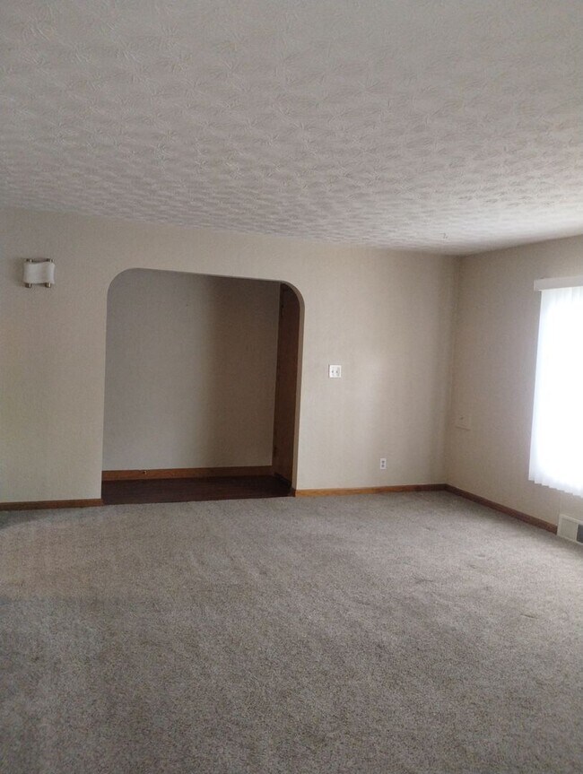Building Photo - Quaint Duplex with a private Basement, Garage Space & Patio