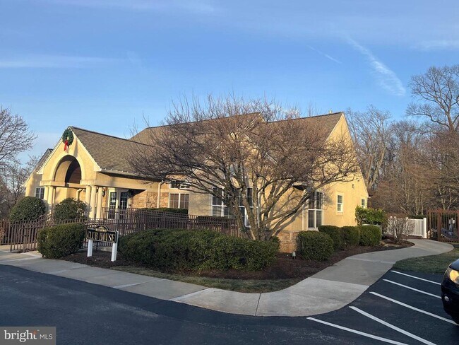 Building Photo - 233 Birchwood Dr