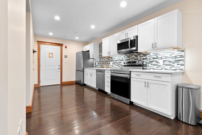 Building Photo - 44 Maple St