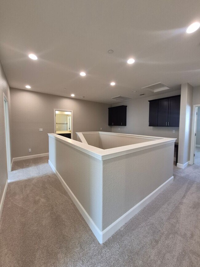 Building Photo - Gorgeous 4bd/2.5ba Two Story Home In Roseville!