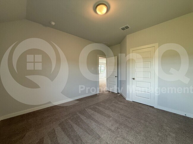 Building Photo - 405 Loganberry Dr