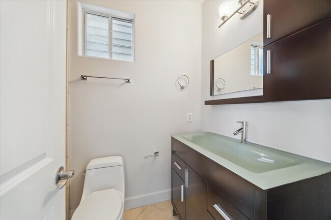 Building Photo - 3041 Clinton Dr