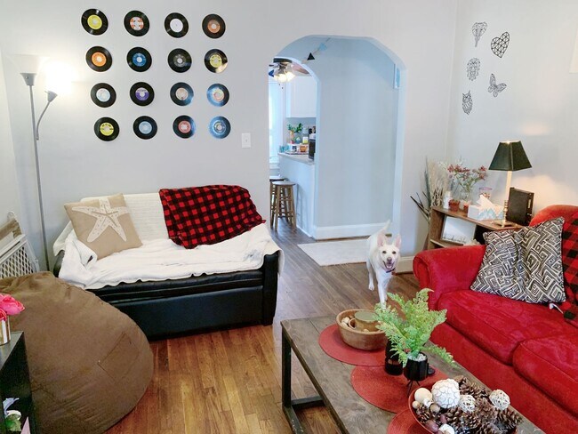 Building Photo - 3 Bedrooms 2 Full Bathrooms with fenced in...