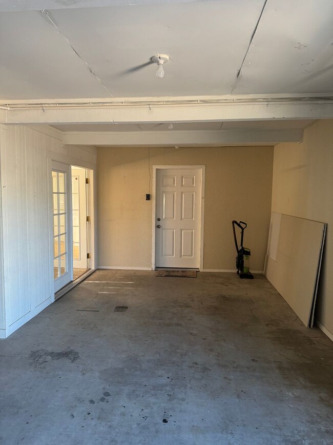 Building Photo - 4 Bedroom 2 Bathroom Long Term Rental!