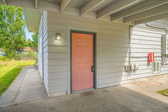 Building Photo - Shorewood Place 1031