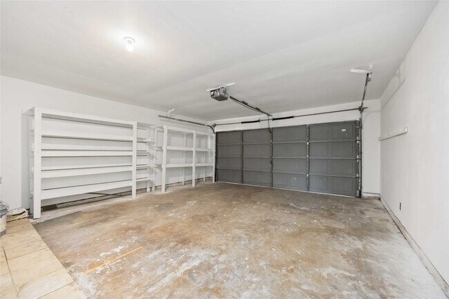 Building Photo - 2302 Green Knoll Dr