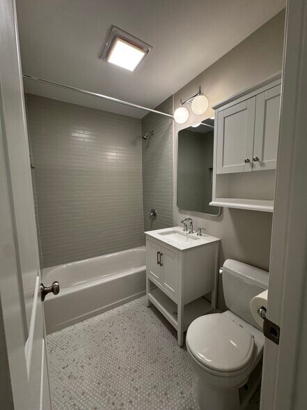 Building Photo - 753 Ashdale Dr