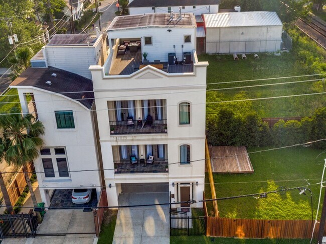 Building Photo - 1509 Holly St