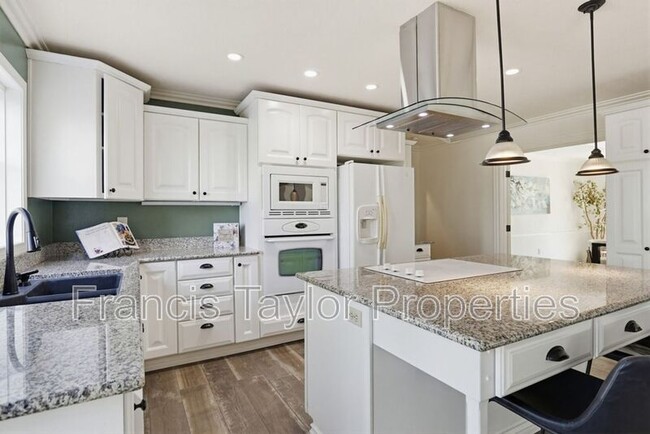 Building Photo - 29059 Meadow Glen Way W