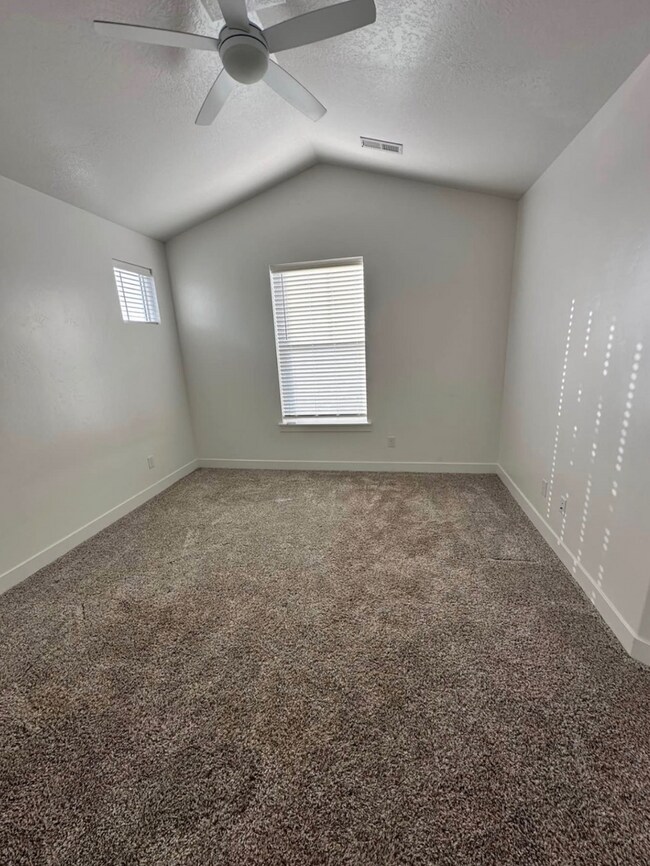 Building Photo - ? For Rent: Beautiful 3-Bedroom, 2-Bathroo...