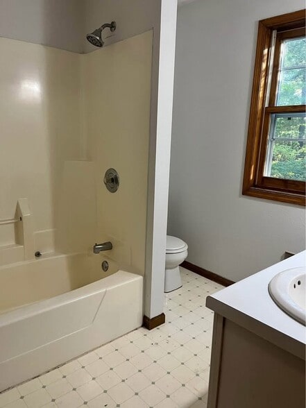 Master bath - 2184 13 12 1/2 Ave
