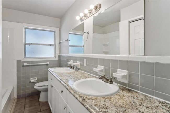 Building Photo - 1470 Overlea St