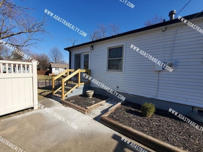 Building Photo - Absolutley Beautiful 4 Bedroom 2.5 Bath Ov...