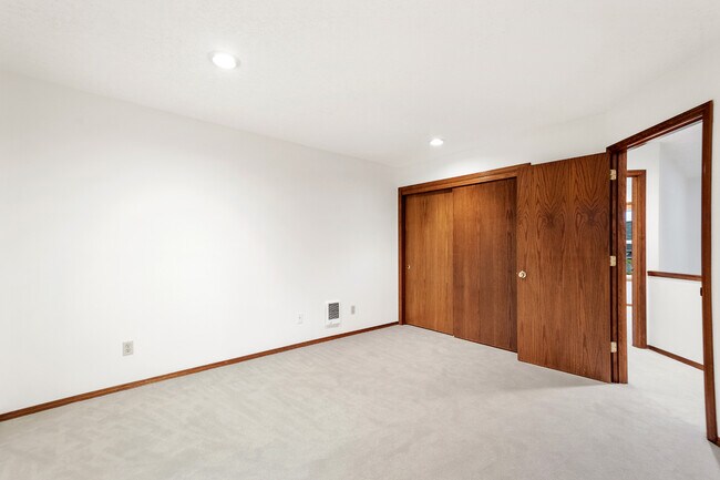Building Photo - 1324 Stonehaven Dr