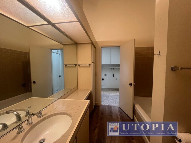 Building Photo - RENT SPECIAL: 50% off 1st months rent if the lease is signed by January 1st! Bright Natural Light...