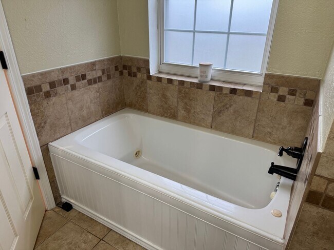 Building Photo - Immaculate home in Gentry close to schools