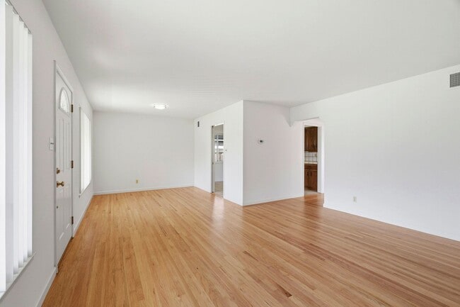Building Photo - Cherry Chase Home