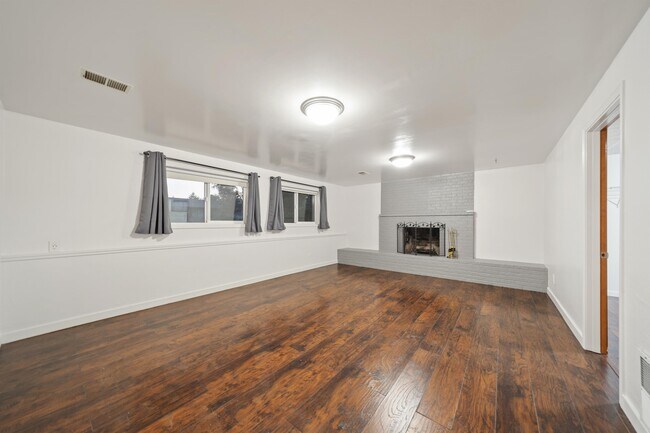 Building Photo - 20 NE Barnes Ave