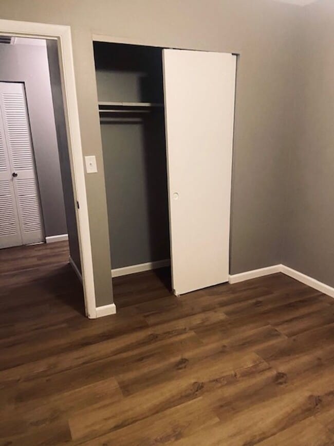 Building Photo - 3 Bedroom, 1 Bath House w/Attached Garage and Fenced Yard